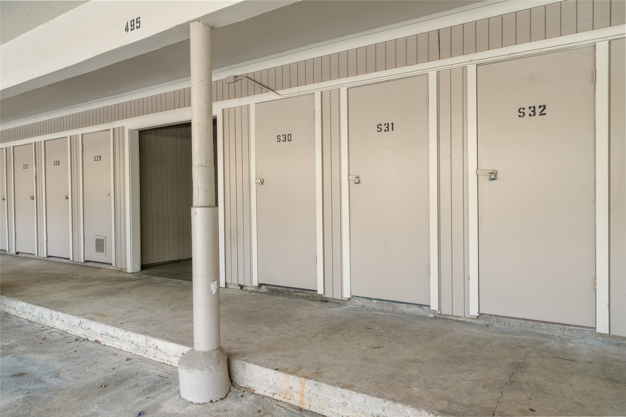2238 South Piney Point Road, Unit 102 Houston, TX 77063 - Photo 20 of 20 an empty room with window in back