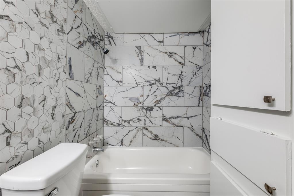 5833 Harvest Hill Road, Unit 2071 Dallas, TX 75230 - Photo 10 of 13 a bathroom with a toilet and a bathtub