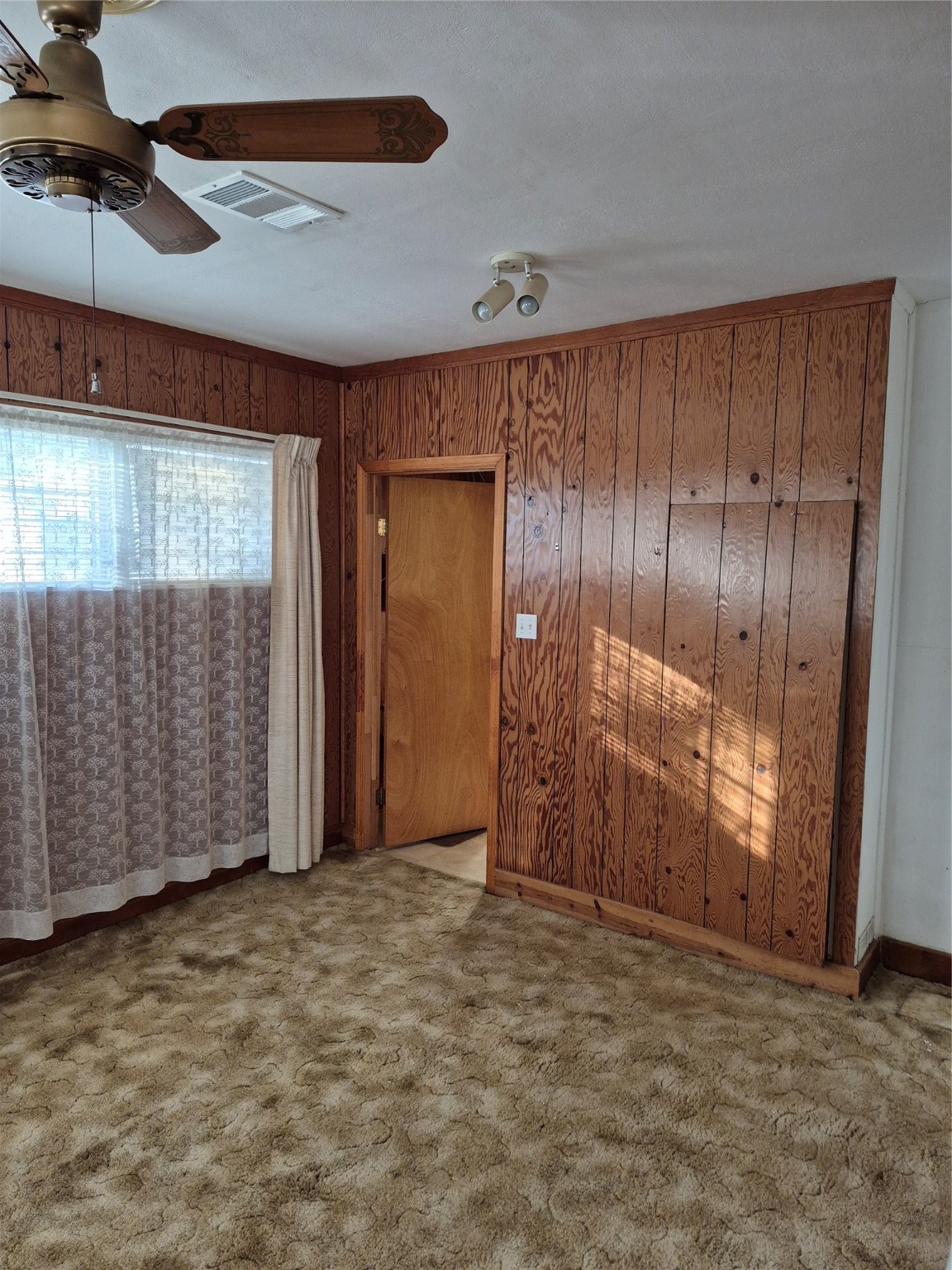 8046 Turquoise Lane Houston, TX 77055 - Photo 2 of 8 an empty room with wooden floor and windows