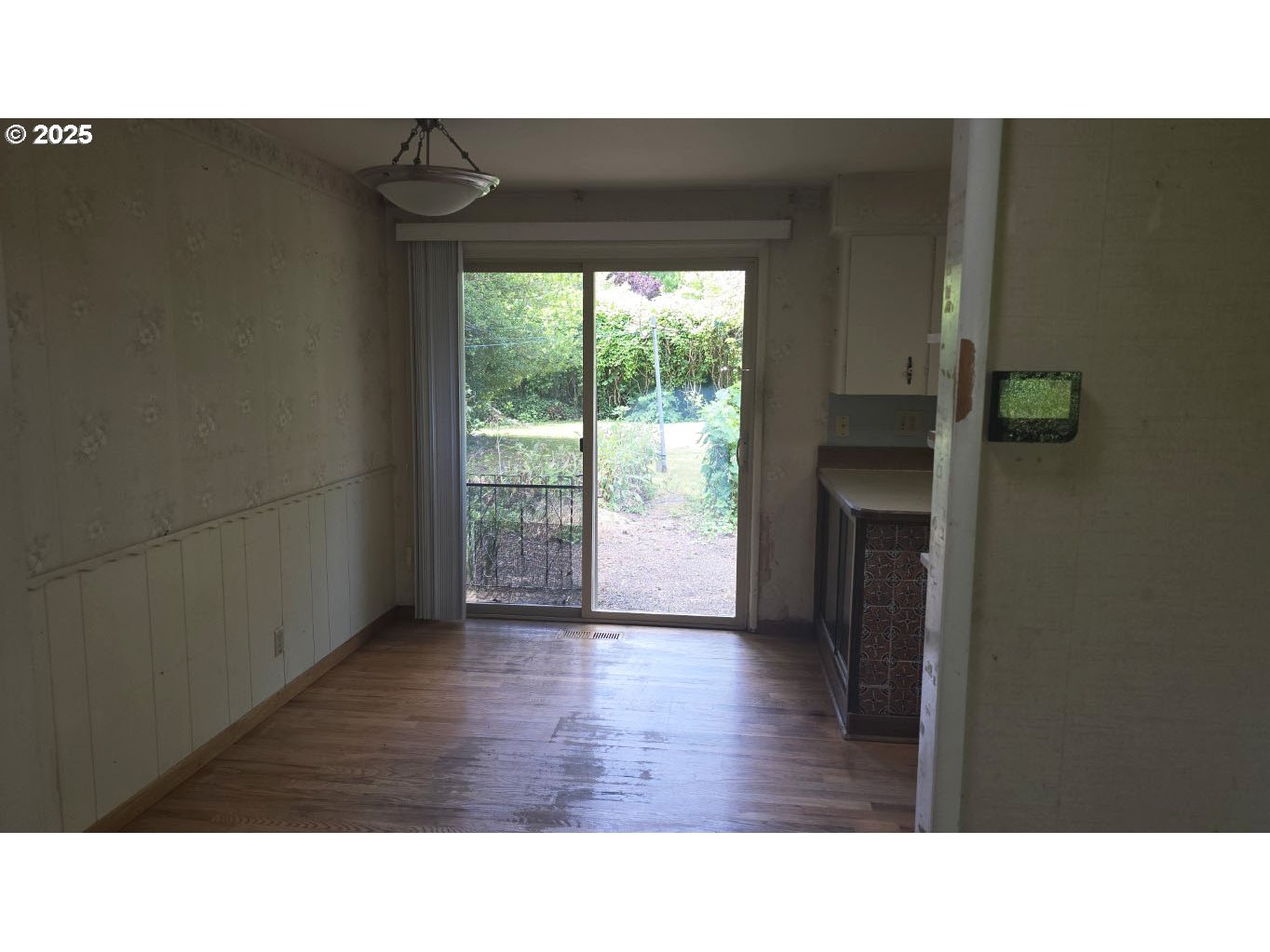 19520 Southwest Kinnaman Road Beaverton, OR 97078 - Photo 12 of 47 a black and white photo of a living room
