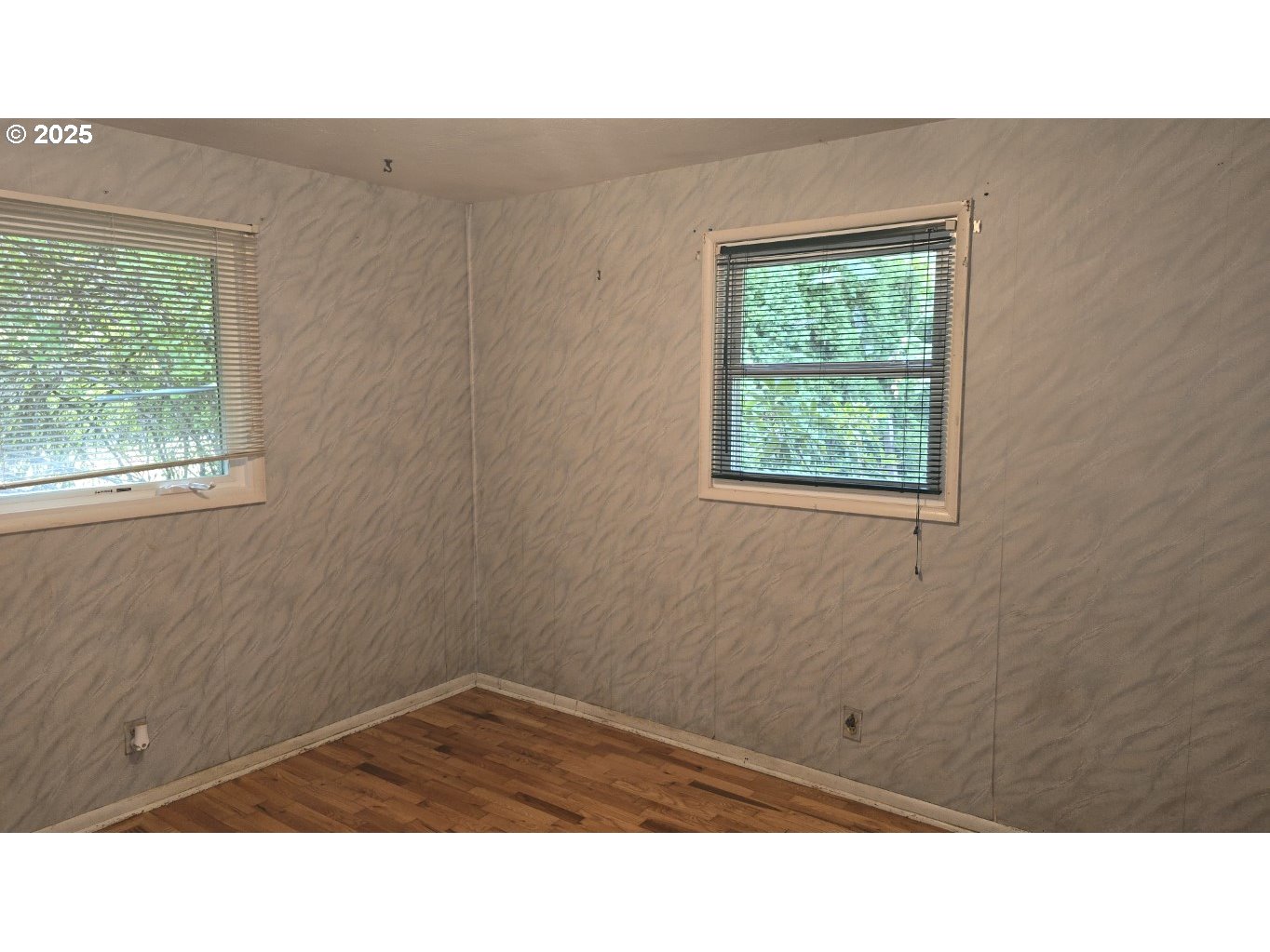 19520 Southwest Kinnaman Road Beaverton, OR 97078 - Photo 14 of 47 a room with a window