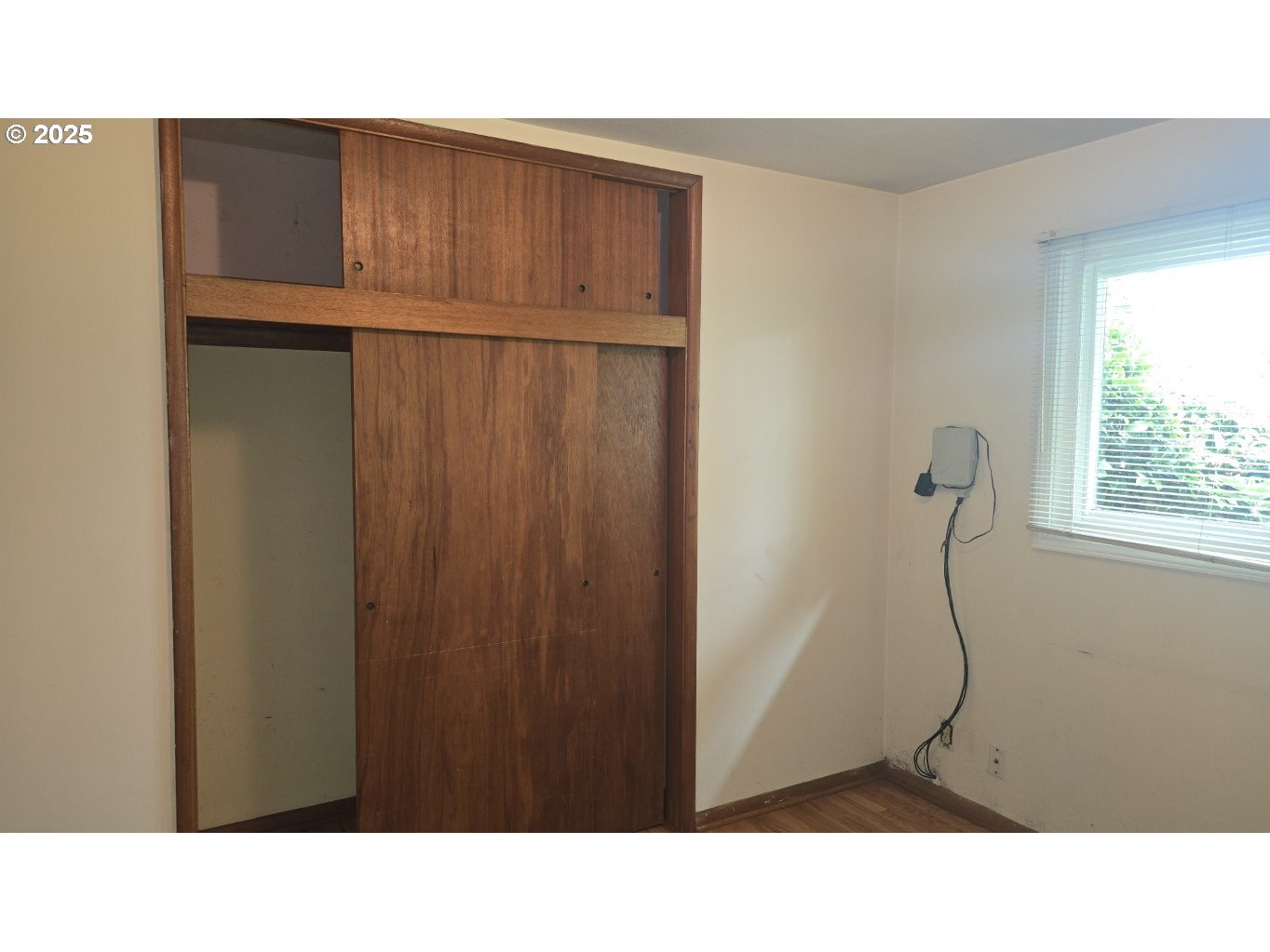 19520 Southwest Kinnaman Road Beaverton, OR 97078 - Photo 16 of 47 a room with a window