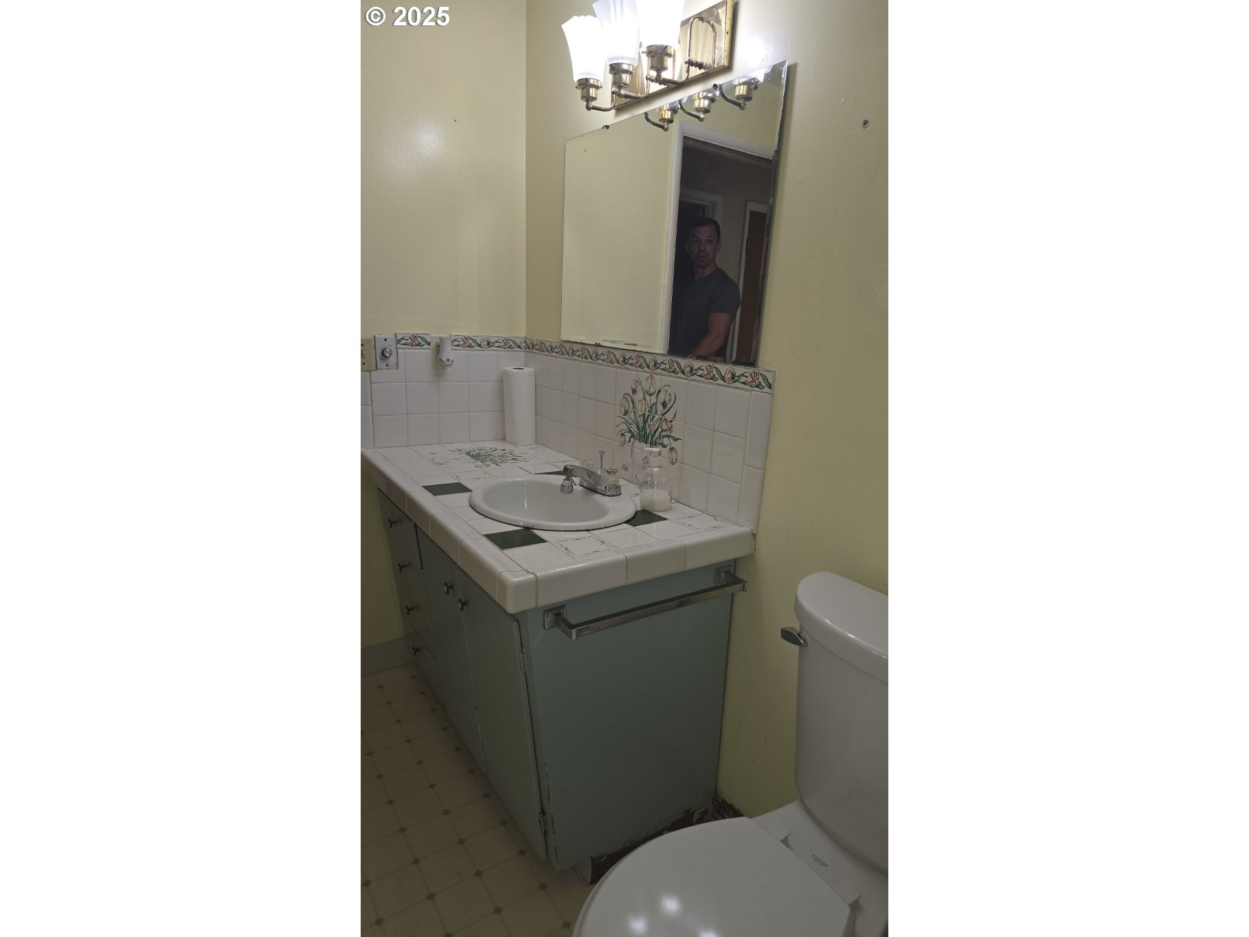 19520 Southwest Kinnaman Road Beaverton, OR 97078 - Photo 20 of 47 a bathroom with a sink and a toilet