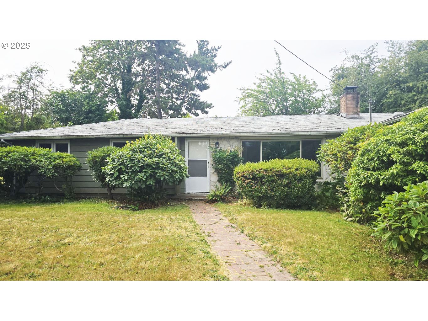 19520 Southwest Kinnaman Road Beaverton, OR 97078 - Photo 2 of 47 a bathroom with a sink and garden