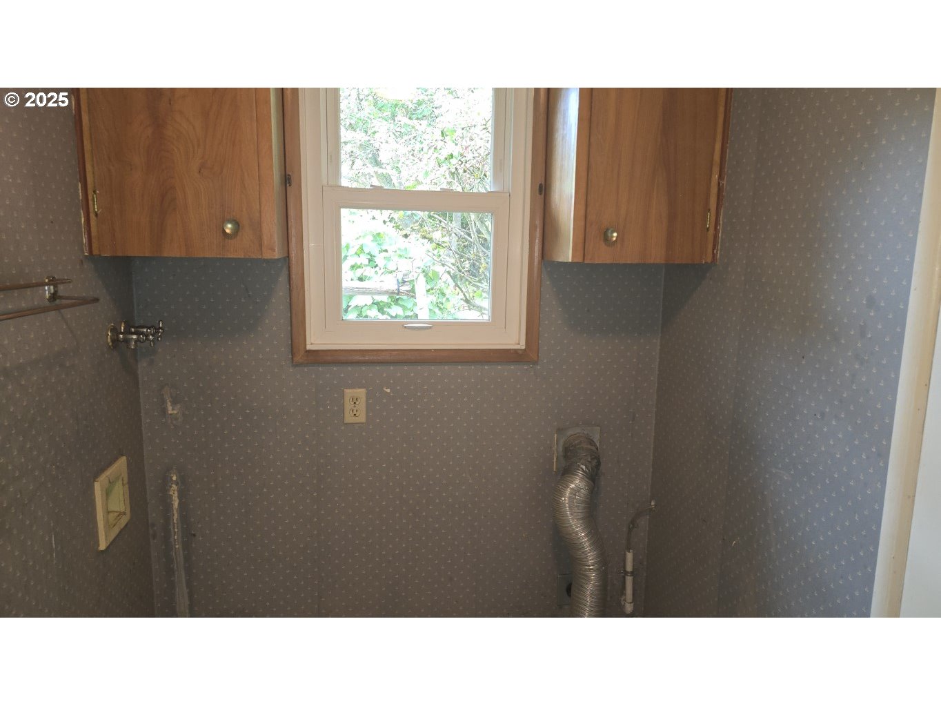 19520 Southwest Kinnaman Road Beaverton, OR 97078 - Photo 25 of 47 a open kitchen with a sink