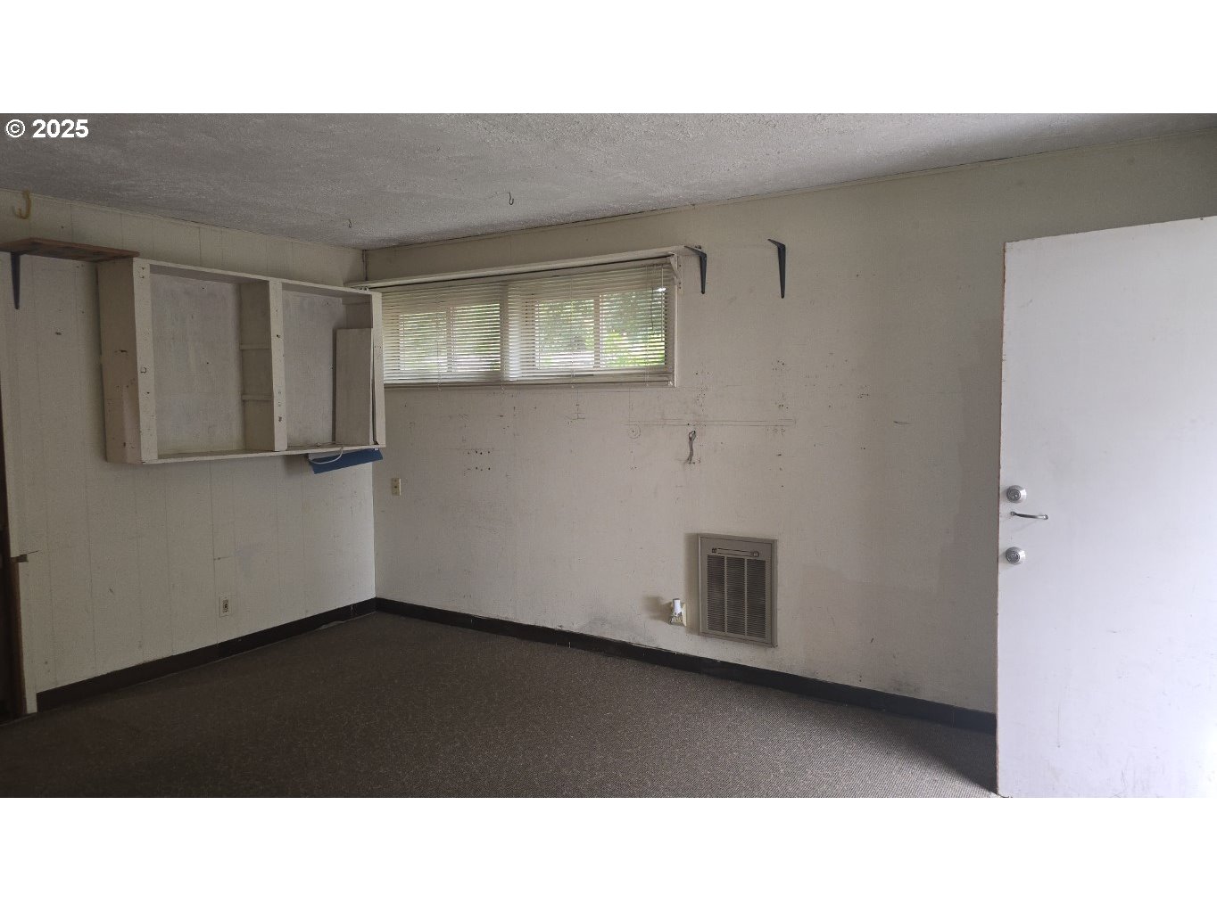 19520 Southwest Kinnaman Road Beaverton, OR 97078 - Photo 27 of 47 a black and white photo of a living room