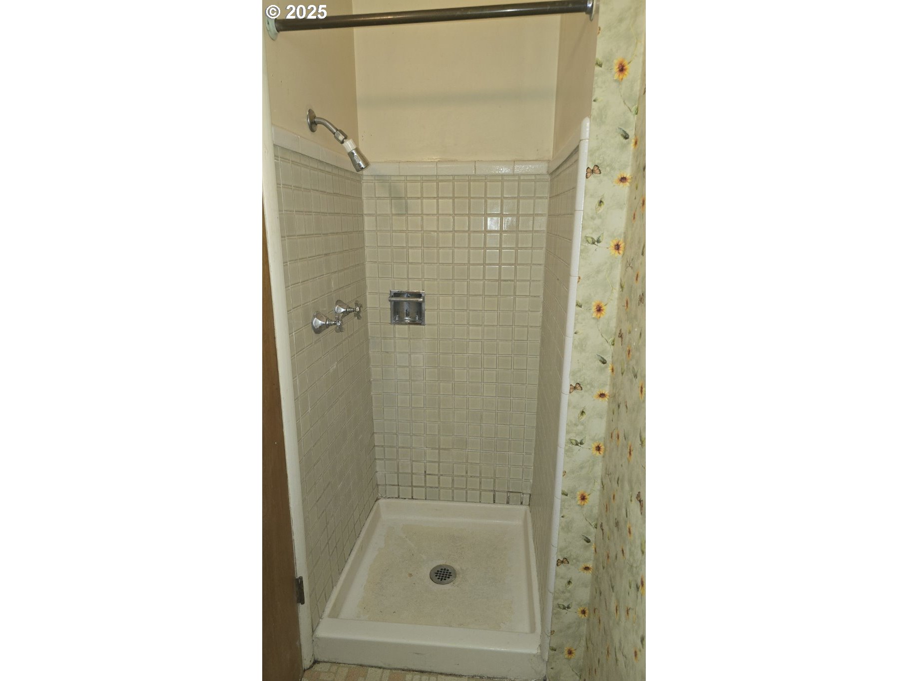 19520 Southwest Kinnaman Road Beaverton, OR 97078 - Photo 31 of 47 a bathroom with a shower