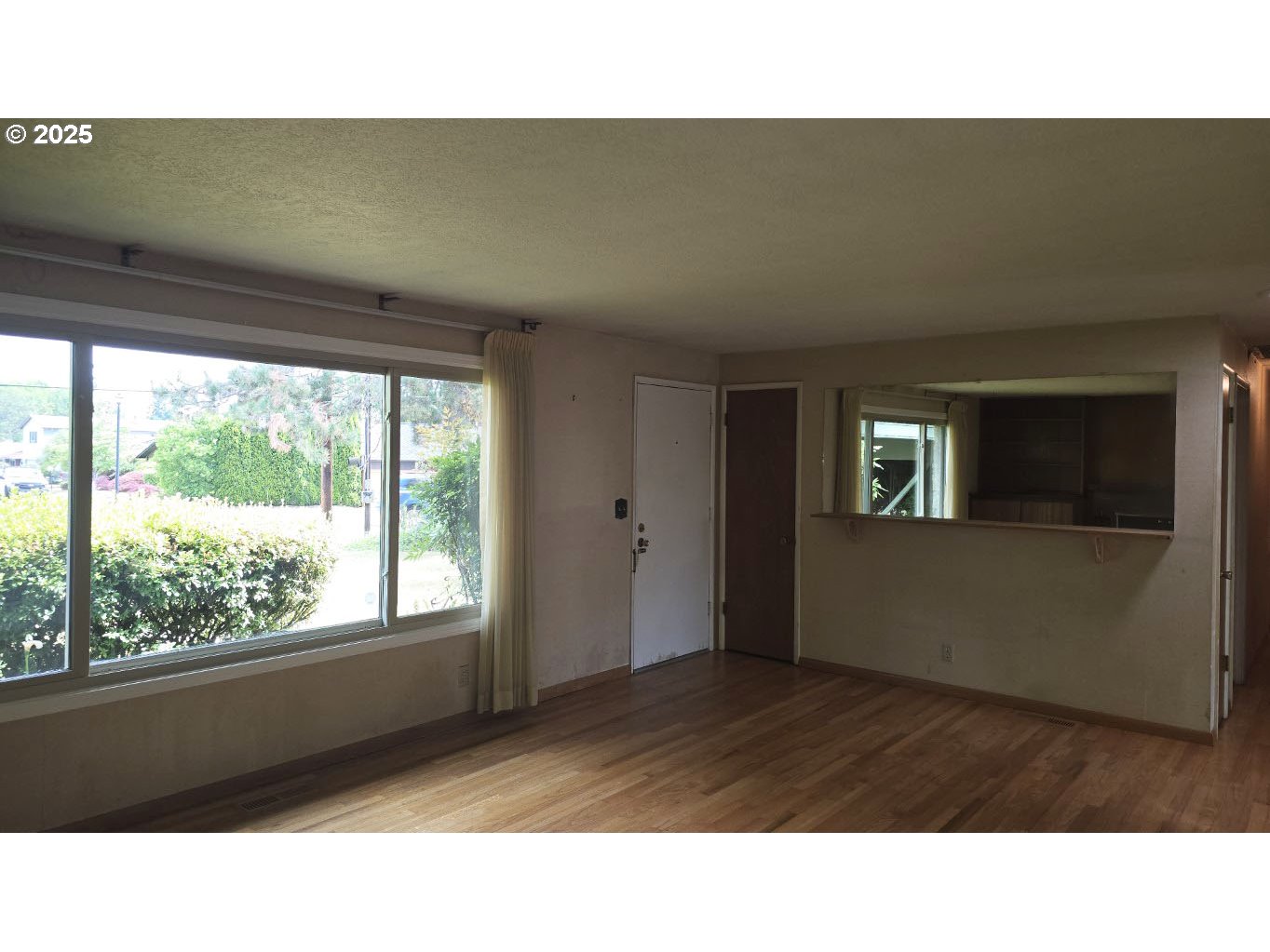 19520 Southwest Kinnaman Road Beaverton, OR 97078 - Photo 7 of 47 a kitchen with a window