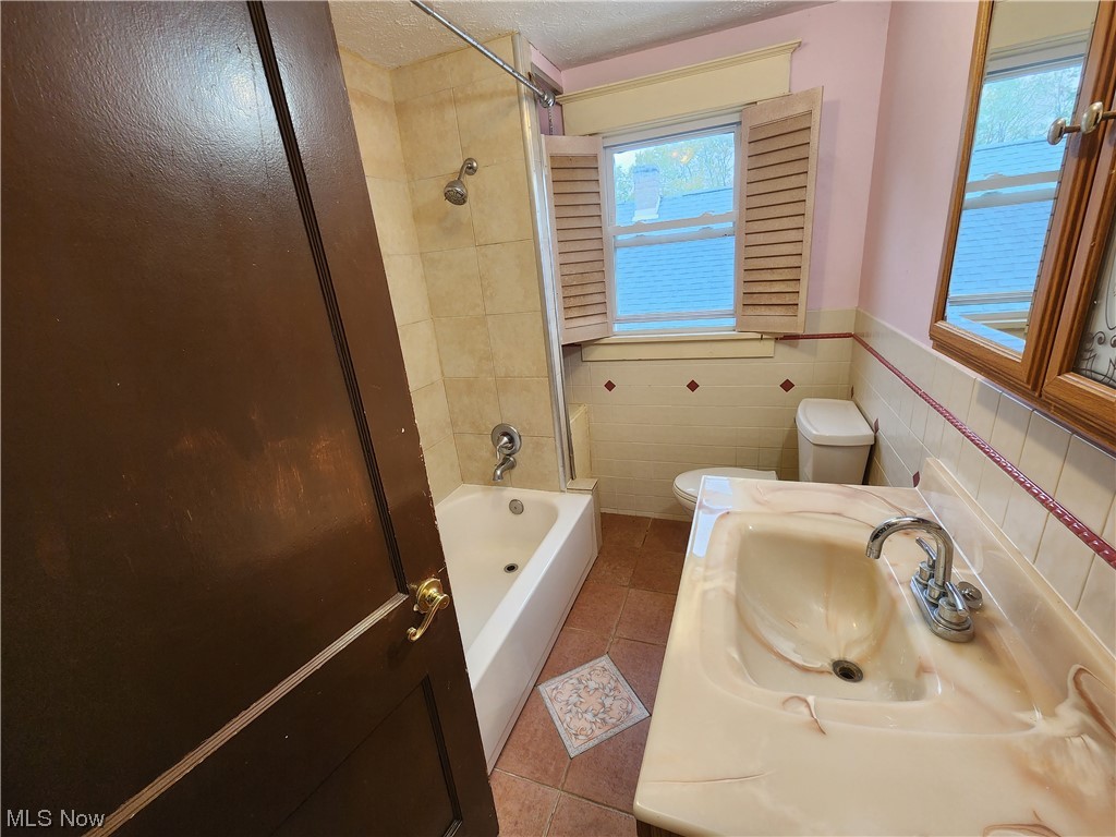 151 Perry Street Struthers, OH 44471 - Photo 12 of 17 Full bathroom