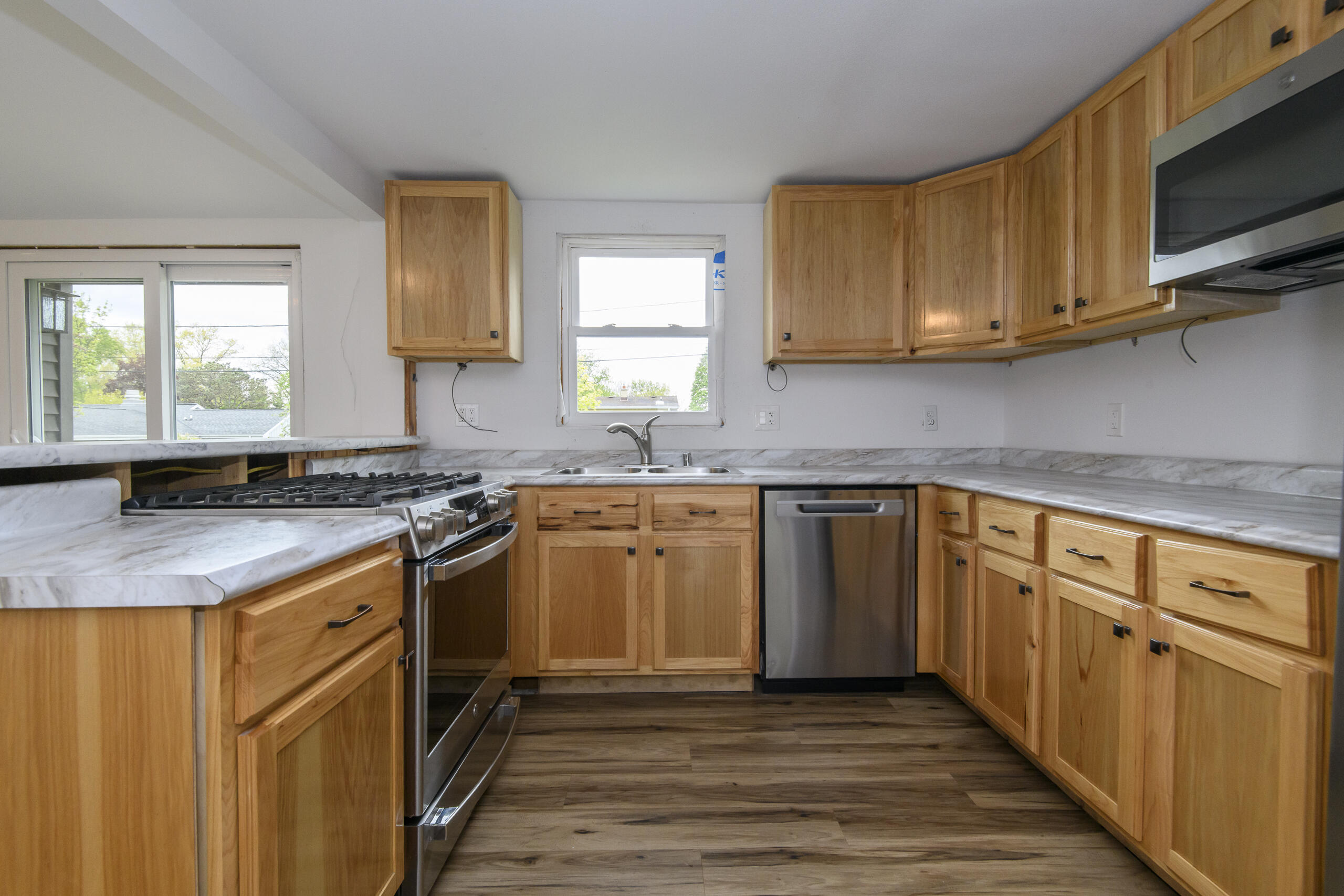 W271N2563 Pear Tree Lane Pewaukee, WI 53072 - Photo 6 of 47 Remodeled kitchen