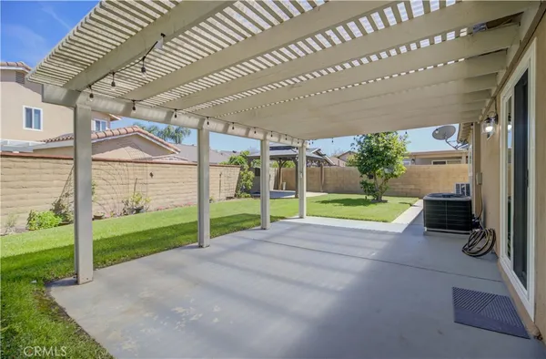 a view of a house with backyard and porch