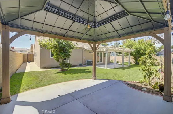 a view of a house with backyard