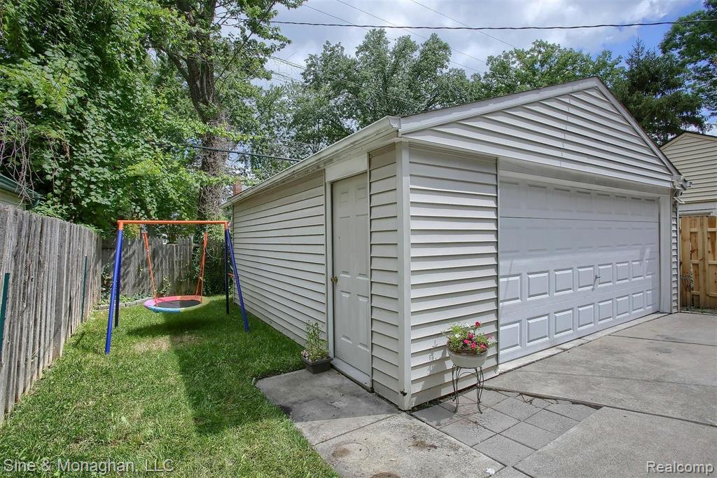 2110 Hampton Road Grosse Pointe Woods, MI 48236 - Photo 28 of 31