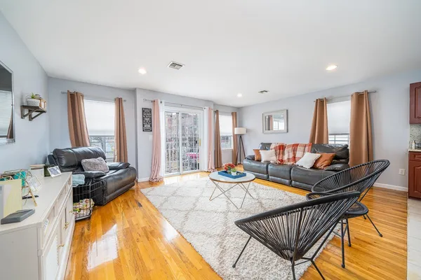 $2,600 | 171 Halladay Street, Unit 2, Jersey City, NJ 07304