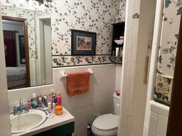 1525 Mansfield Road Reno, TX 75462 - Photo 17 of 34 a bathroom with a sink toilet and shower