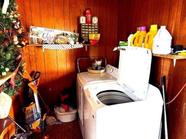 1525 Mansfield Road Reno, TX 75462 - Photo 28 of 34 a utility room with dryer and washer