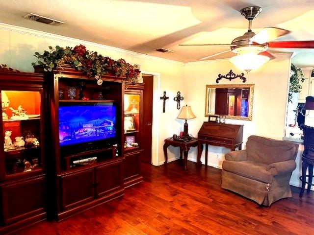 1525 Mansfield Road Reno, TX 75462 - Photo 6 of 34 a living room with furniture and a flat screen tv