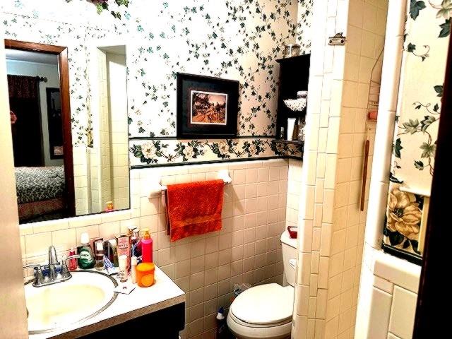 1525 Mansfield Road Reno, TX 75462 - Photo 8 of 34 a bathroom with a sink toilet and shower