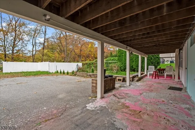 a view of a backyard