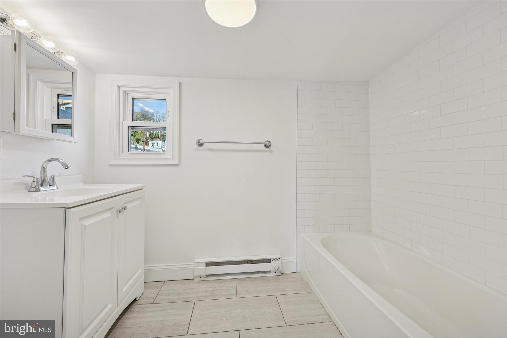 3847 Terrace Street Philadelphia, PA 19128 - Photo 27 of 27 3rd Floor Apt - Full Bathroom