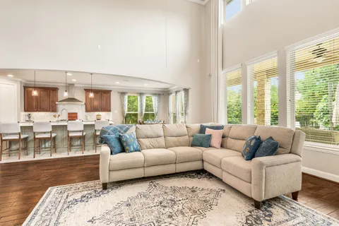 $975,000 | 10 Black Spruce Court, The Woodlands, TX 77375