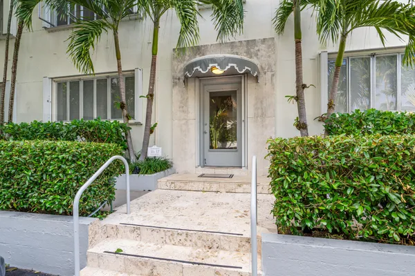 $1,260,000 | 381 South Lake Drive, Unit 16, Palm Beach, FL 33480