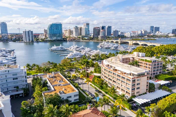 $1,260,000 | 381 South Lake Drive, Unit 16, Palm Beach, FL 33480