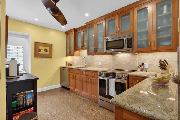 $1,260,000 | 381 South Lake Drive, Unit 16, Palm Beach, FL 33480
