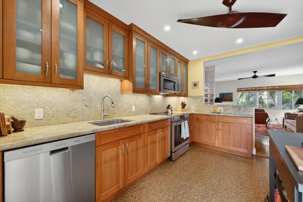 $1,260,000 | 381 South Lake Drive, Unit 16, Palm Beach, FL 33480