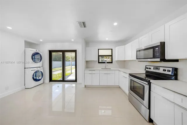 $3,500 | 2318 Scott Street, Hollywood, FL 33020