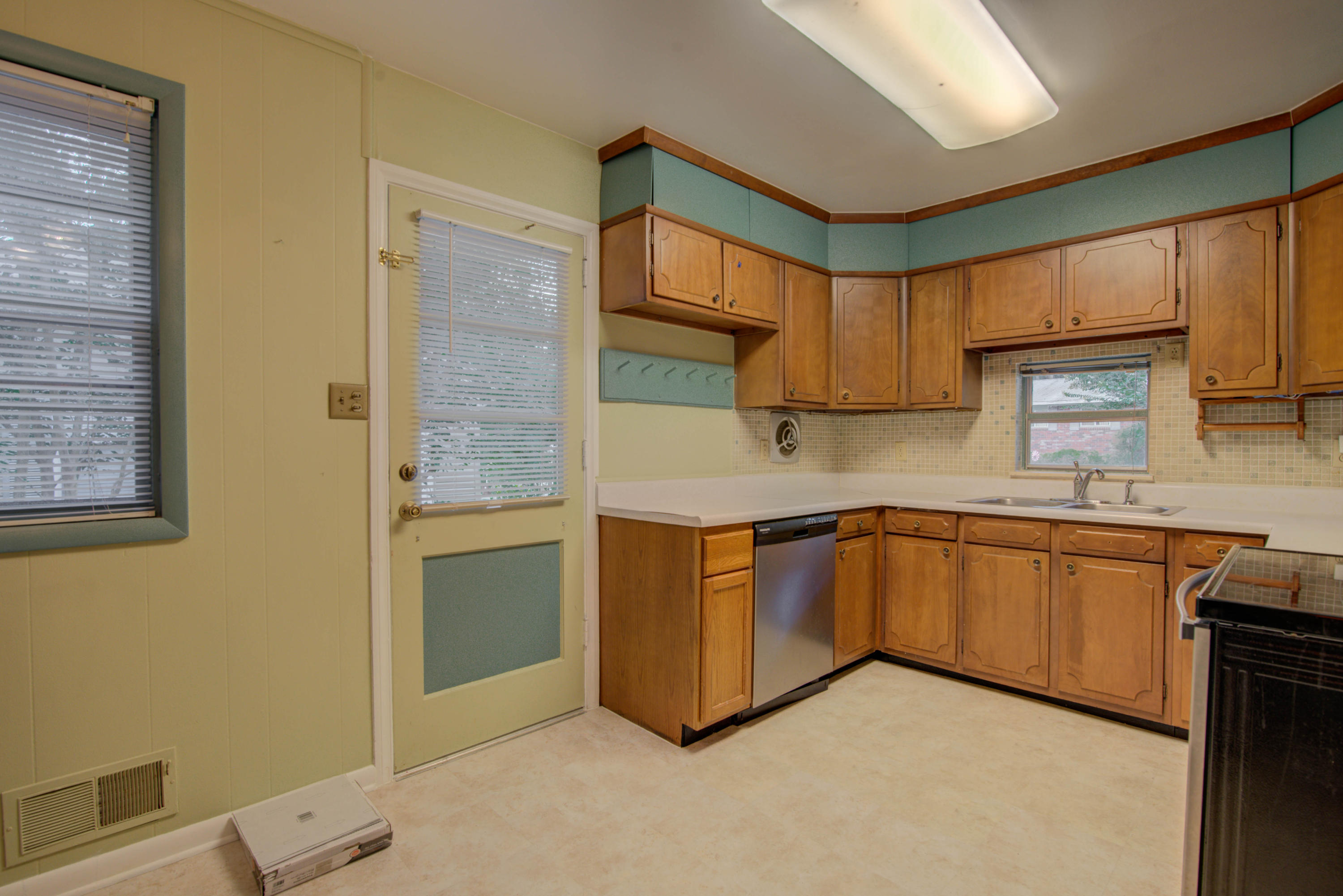 229 Alhambra Road Oak Ridge, TN 37830 - Photo 4 of 22 5