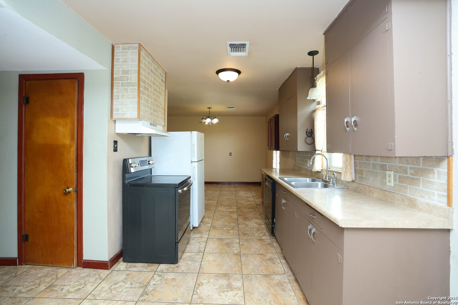 10705 Highway 16 Poteet, TX 78065 - Photo 6 of 31