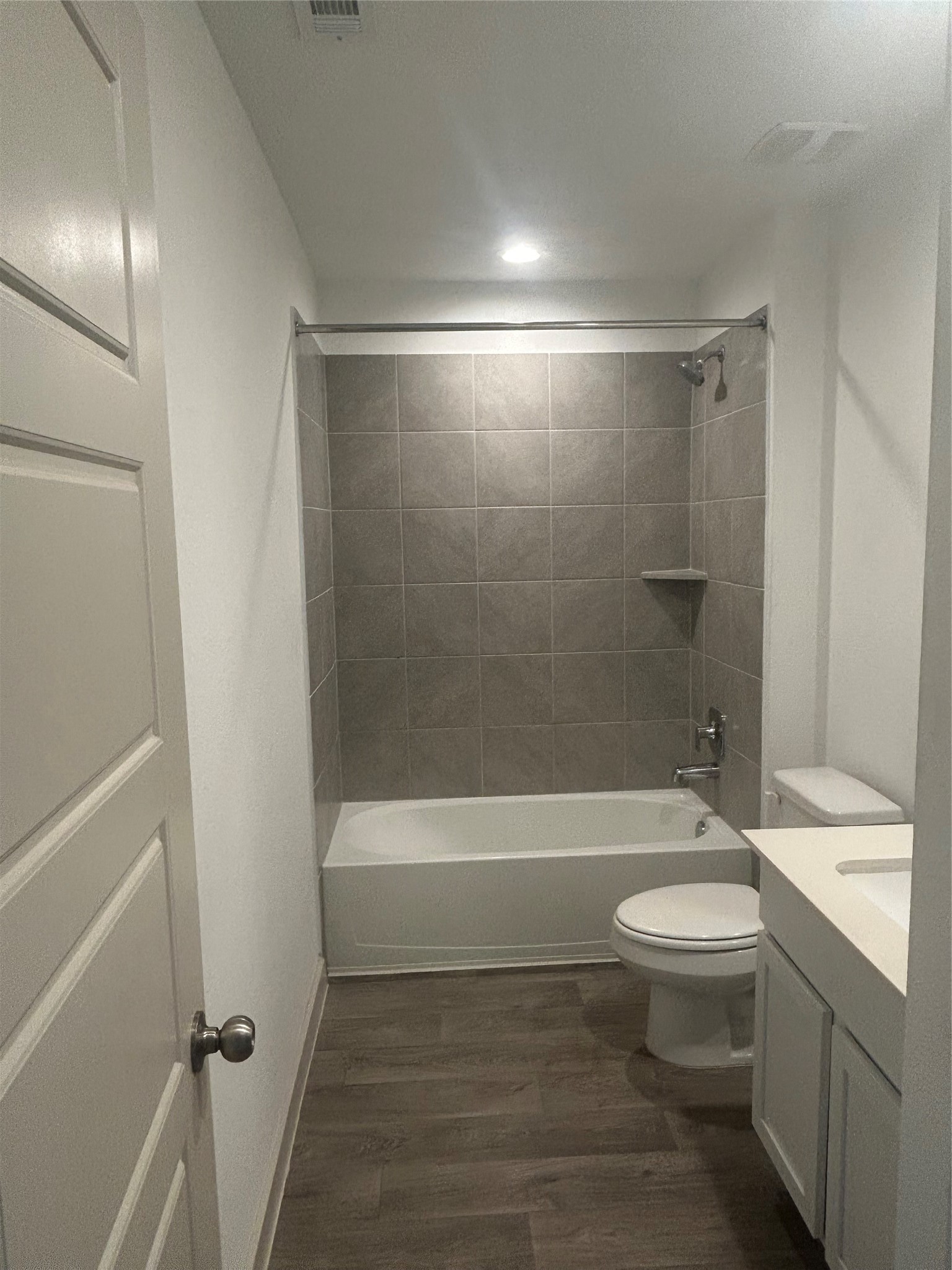 215 Dusty Bridle Lane Rosharon, TX 77583 - Photo 10 of 15 a bathroom with a bathtub toilet and sink