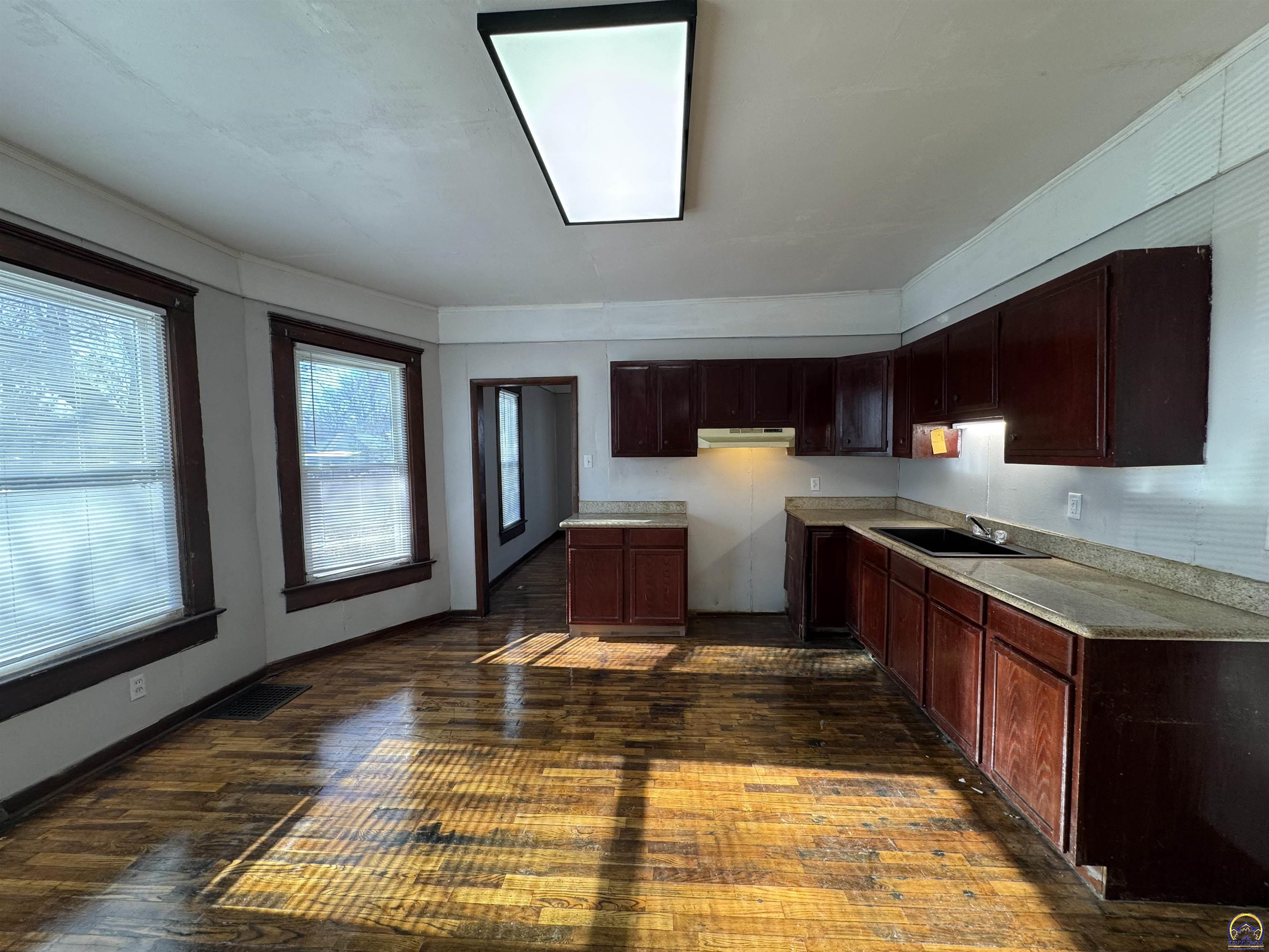 1532 Southwest Western Avenue Topeka, KS 66604 - Photo 5 of 28