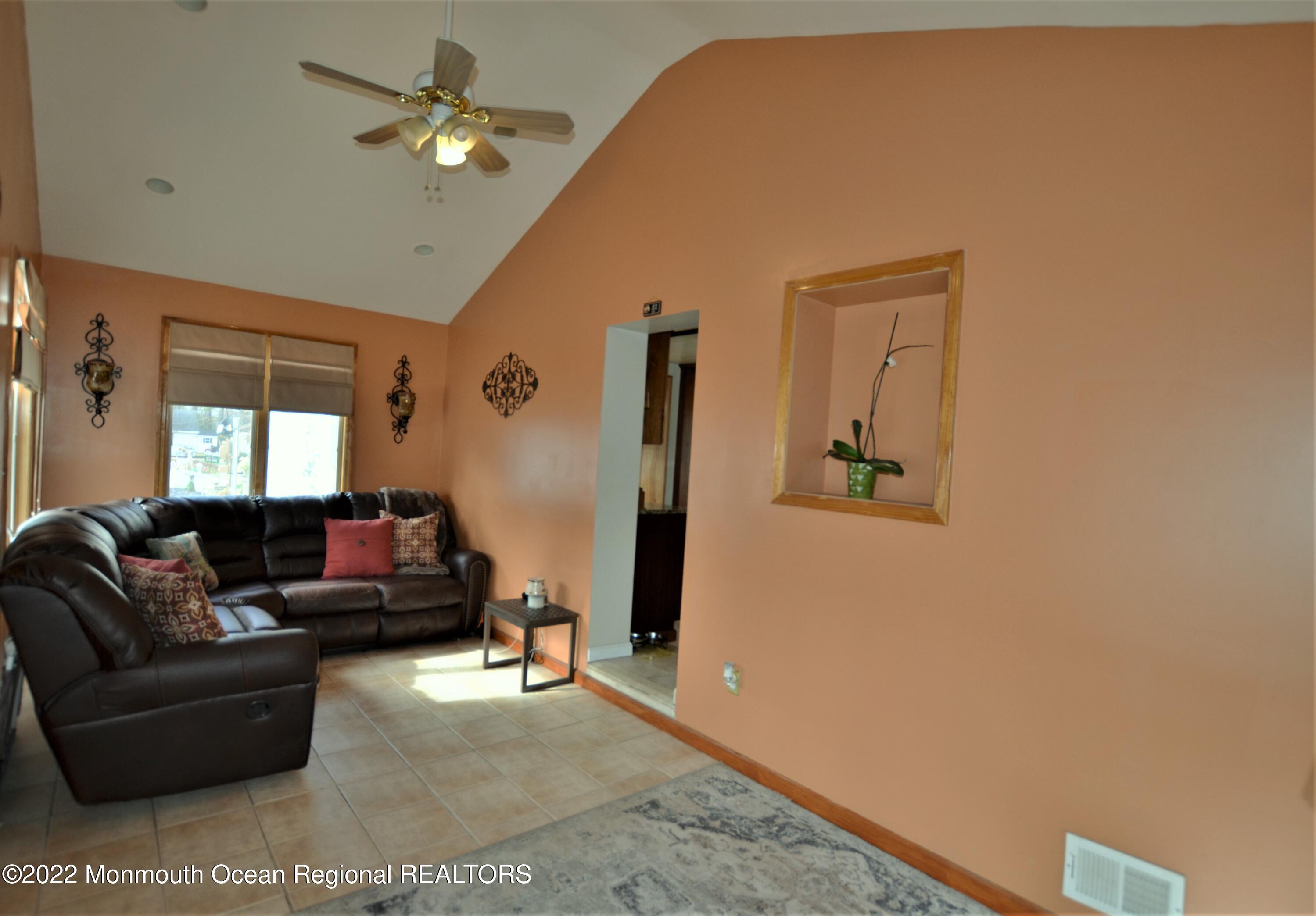 22 Weaverville Road Freehold, NJ 07728 - Photo 13 of 18 DSC_2918 (2)
