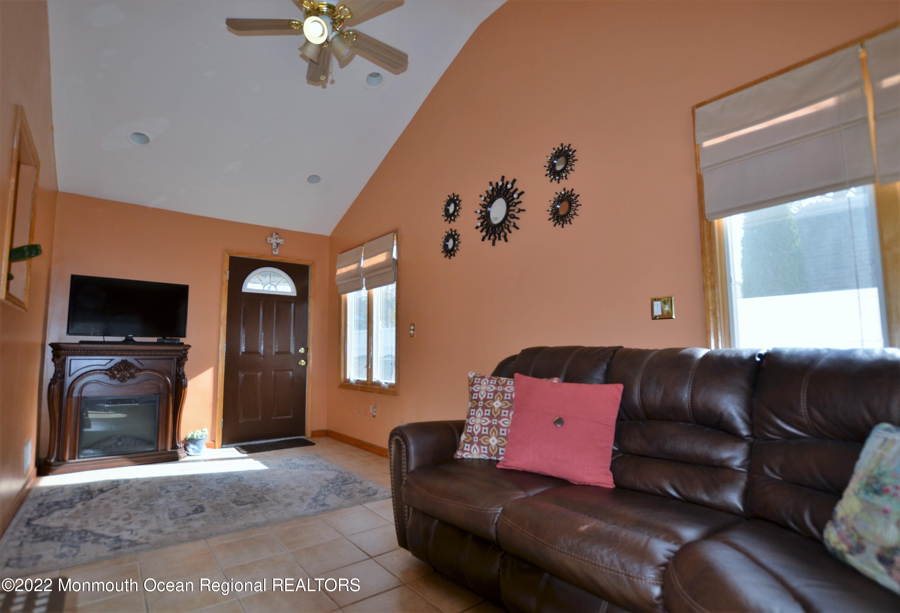 22 Weaverville Road Freehold, NJ 07728 - Photo 14 of 18 DSC_2922 (2)