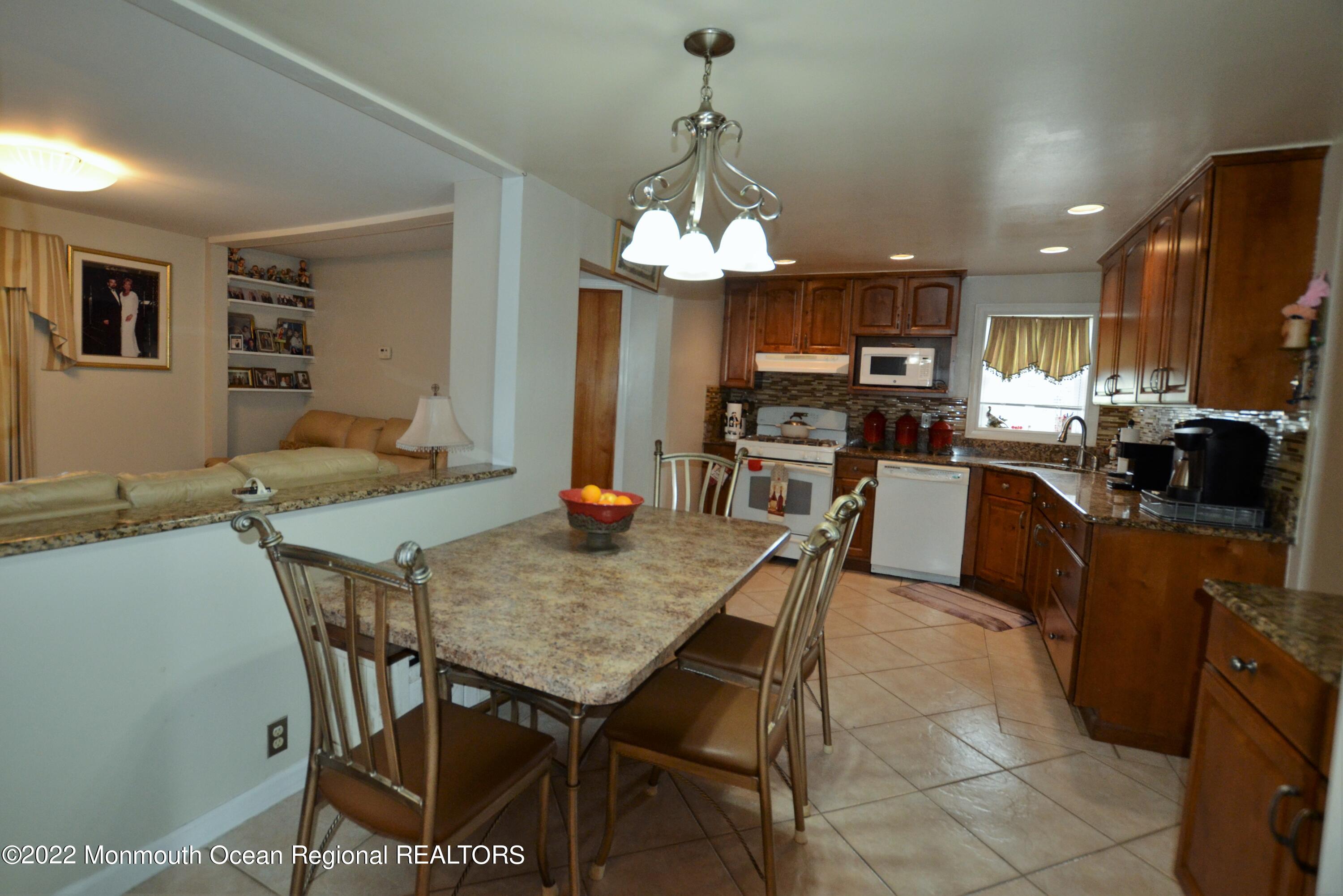 22 Weaverville Road Freehold, NJ 07728 - Photo 6 of 18 DSC_2892 (2)
