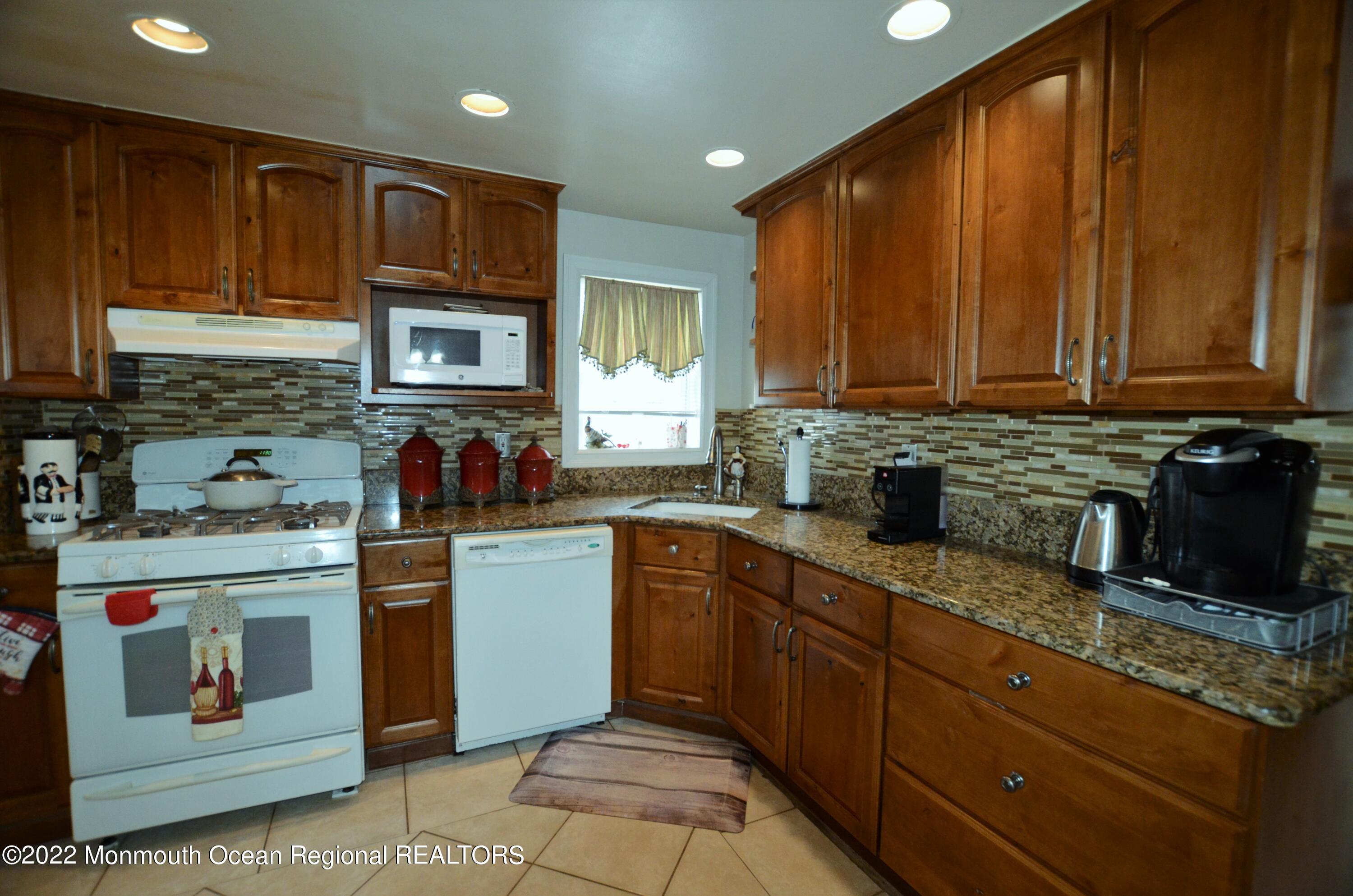 22 Weaverville Road Freehold, NJ 07728 - Photo 7 of 18 DSC_2896 (2)