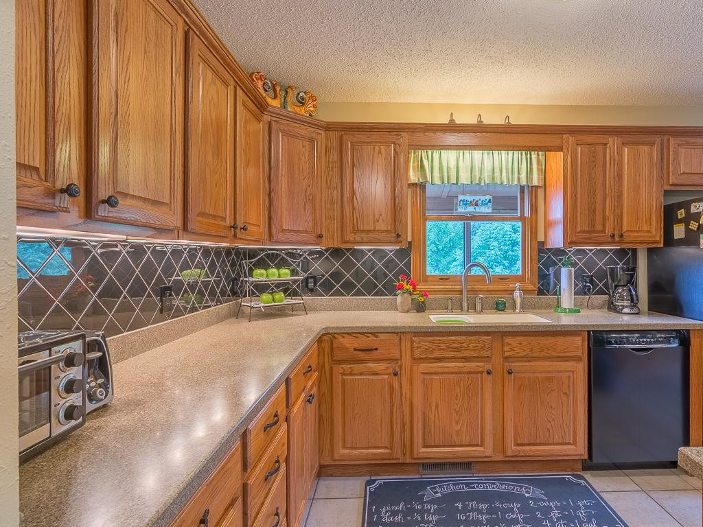 1640 White Sands Road Greeneville, TN 37743 - Photo 8 of 34 Kitchen