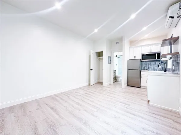 $1,950 | 305 Main Street, Unit 3, Newport Beach, CA 92661