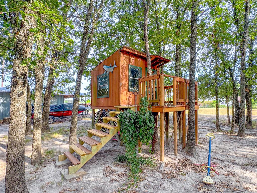 205 Peach Tree Road Mabank, TX 75156 - Photo 31 of 40 a blue sign that is on the side of the road