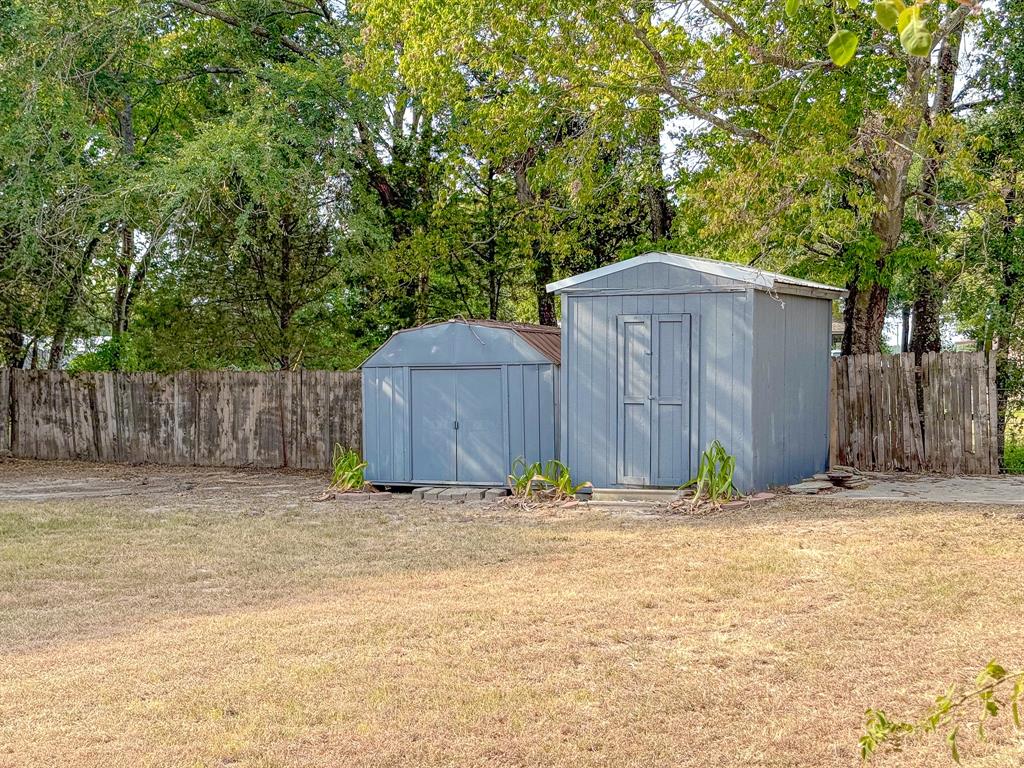 205 Peach Tree Road Mabank, TX 75156 - Photo 35 of 40 a backyard of a house