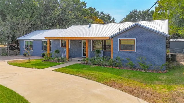 a view of a house with garden and yard