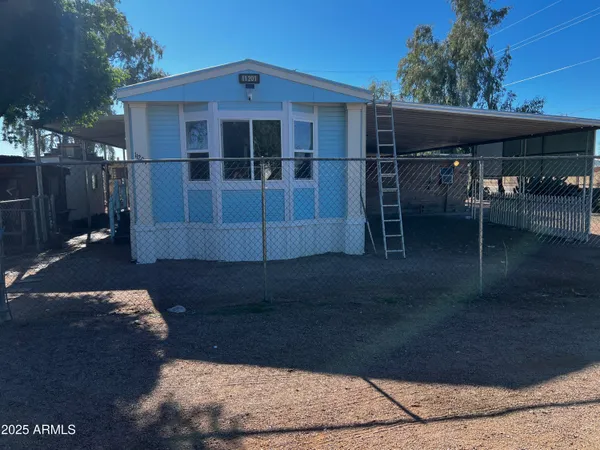 a view of a house with backyard