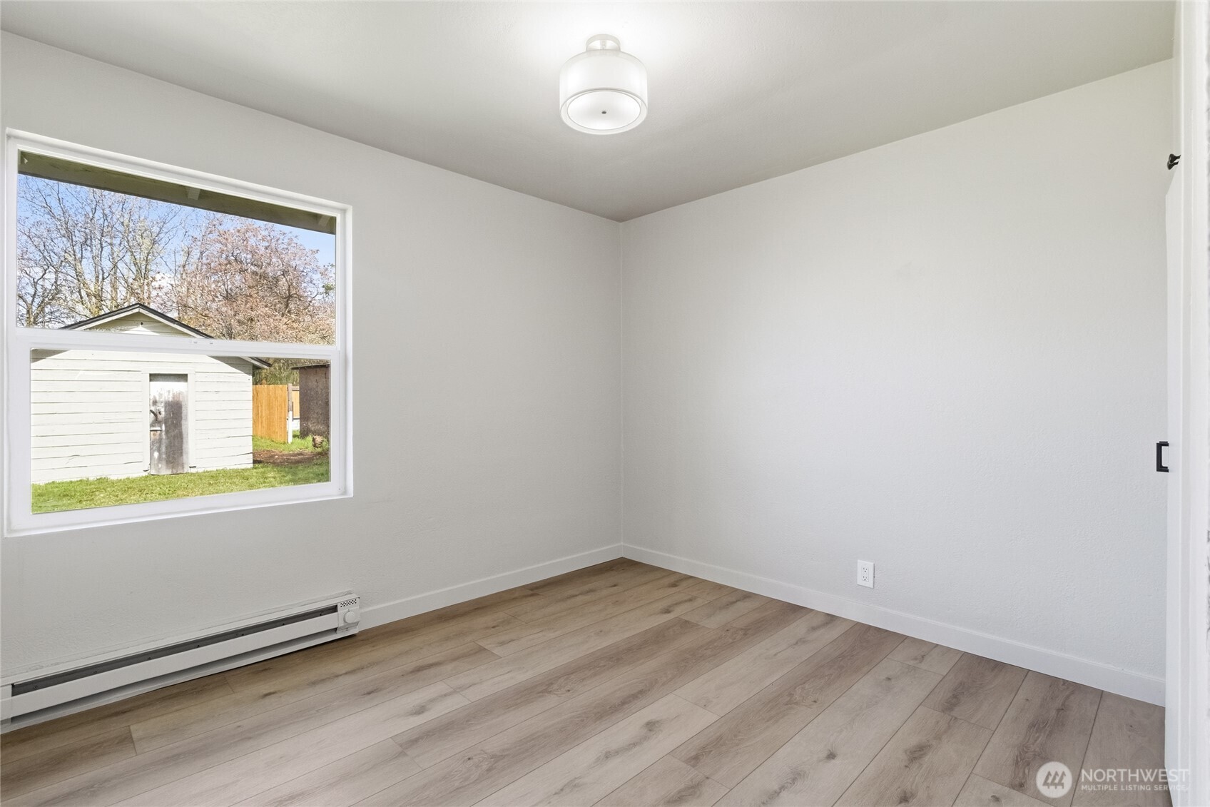 552 Edith Avenue Walla Walla, WA 99362 - Photo 14 of 19 an empty room with a window