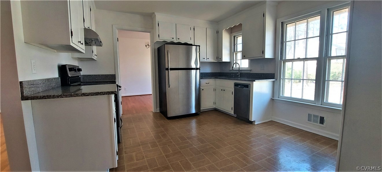 408 Whitaker Road Richmond, VA 23235 - Photo 11 of 39 Eat in Kitchen