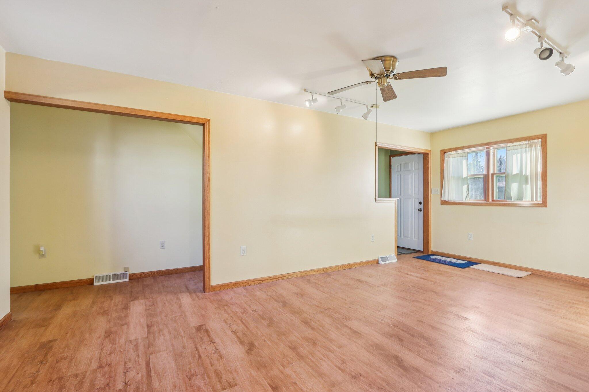 N8688 N Road Ixonia, WI 53036 - Photo 4 of 29 Sunny entrance