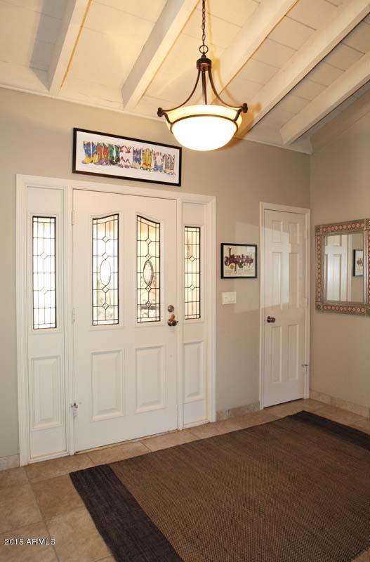 7249 East Maverick Road Scottsdale, AZ 85258 - Photo 7 of 26 a view of a livingroom with a window