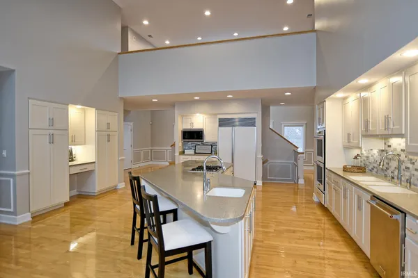 $974,700 | 2433 Lakeridge Drive, Newburgh, IN 47630