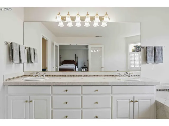 $1,025,000 | 11060 Southwest Byrom Terrace, Tualatin, OR 97062